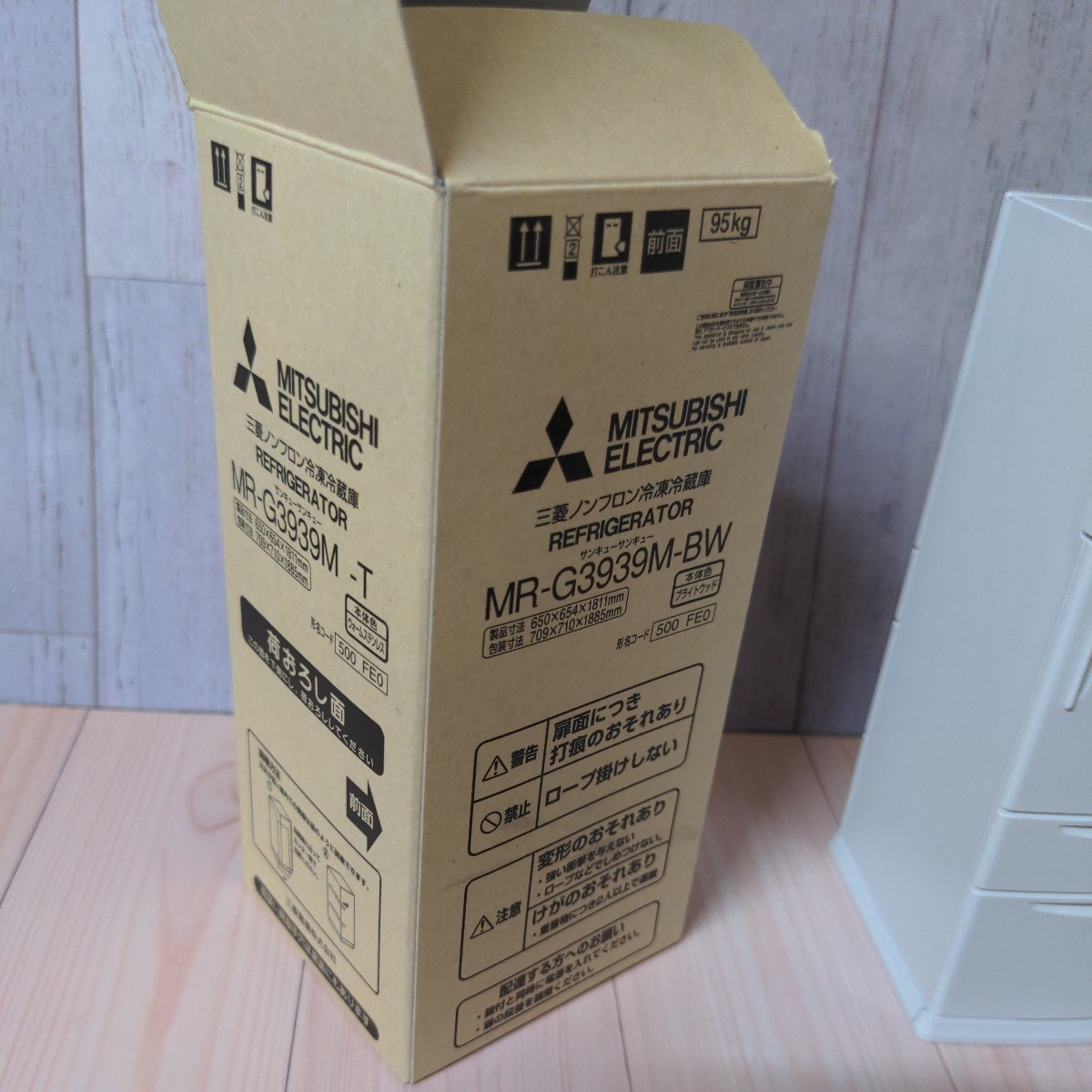  new goods * refrigerator type savings box * Mitsubishi refrigeration freezer MR-G3939M-BW box, instructions attaching * torn .... freezing * rare ..?