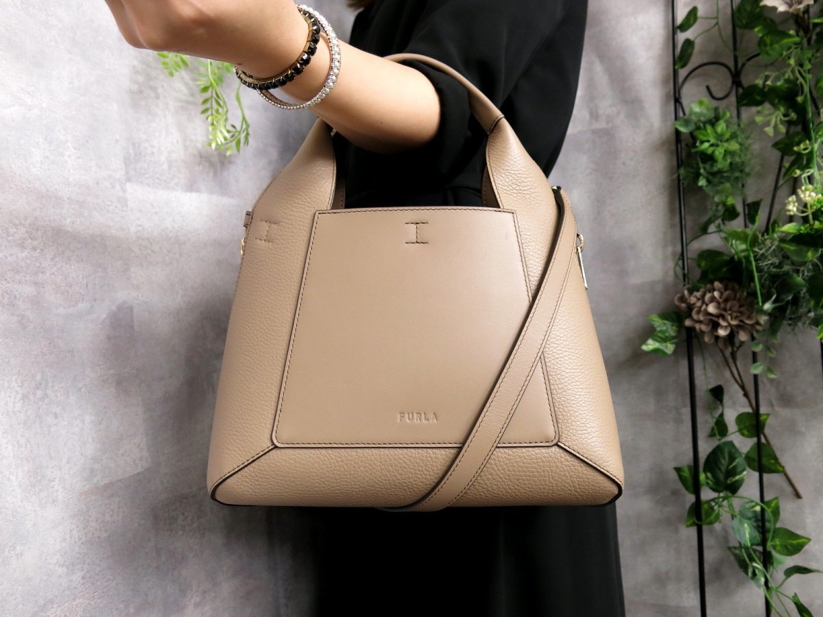 高級感 フルラ○ジルダ○カーフ ○超美品○新品同様○FURLA レザー