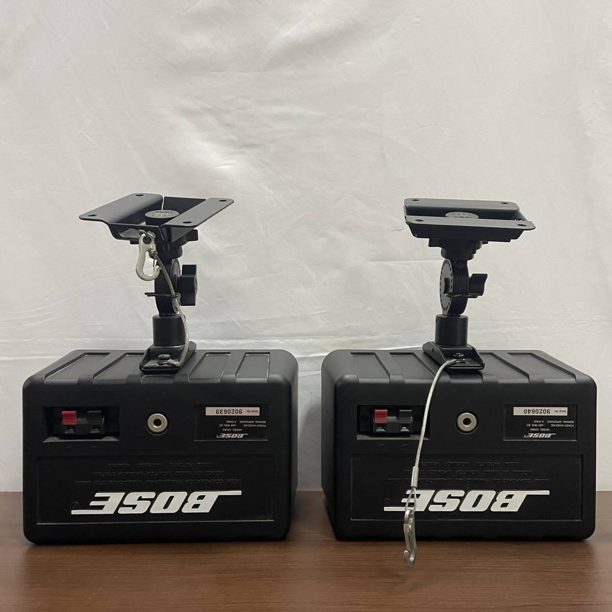 ボーズ スピーカー 101MMW ペア シリアル連番 天吊り金具付き ボーズ スピーカー 101MMW ペア シリアル連番 天吊り金具付き