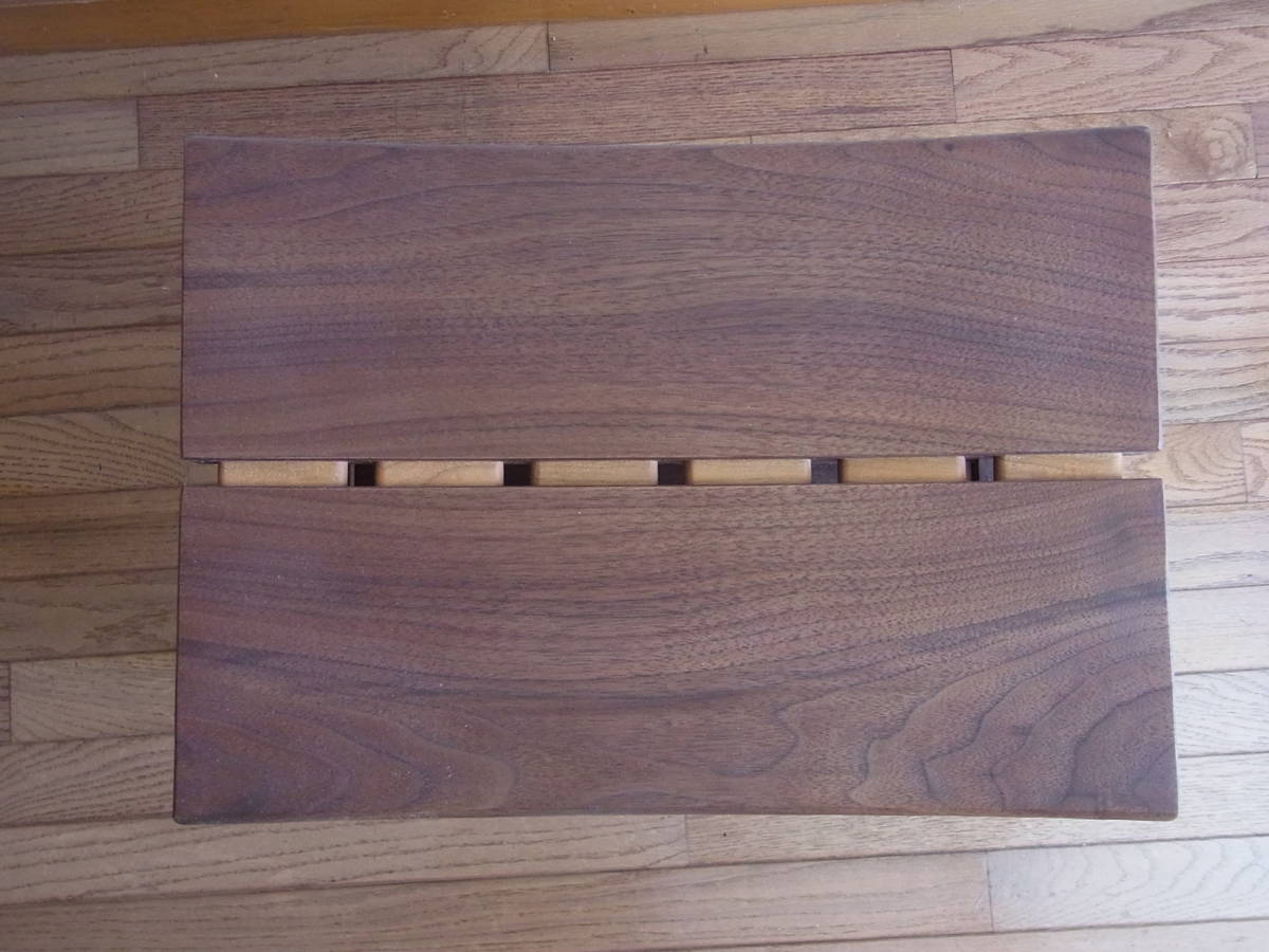 エコロジー木工家具　ブラックウォールナット材で手作りしたスツール_中央の連結材は桜材6枚