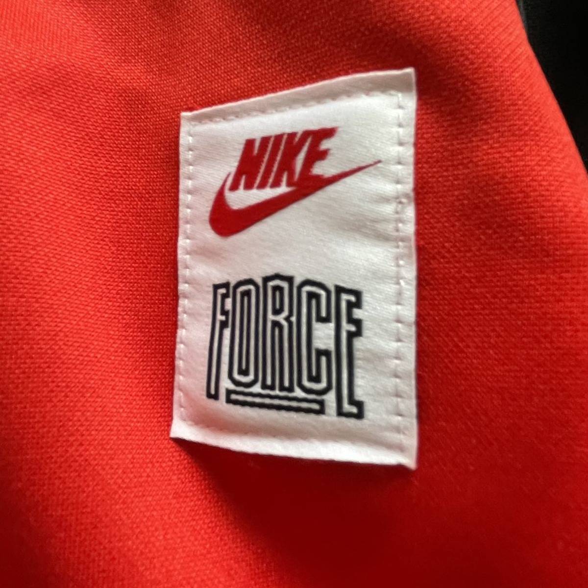 新品 NIKE 上下セットアップ Lsize プルオーバーパーカー パンツ 赤 黒 白 裏起毛 バスケ ウェア Nike Forceの40周年 バスケットボール_画像4