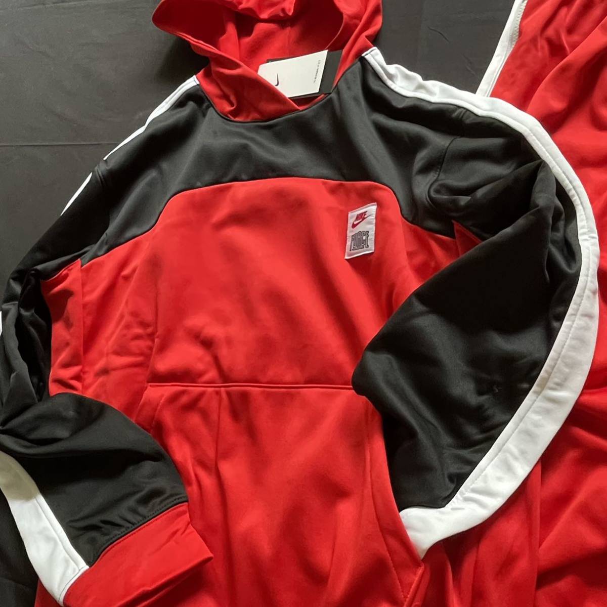 新品 NIKE 上下セットアップ Lsize プルオーバーパーカー パンツ 赤 黒 白 裏起毛 バスケ ウェア Nike Forceの40周年 バスケットボール_画像5