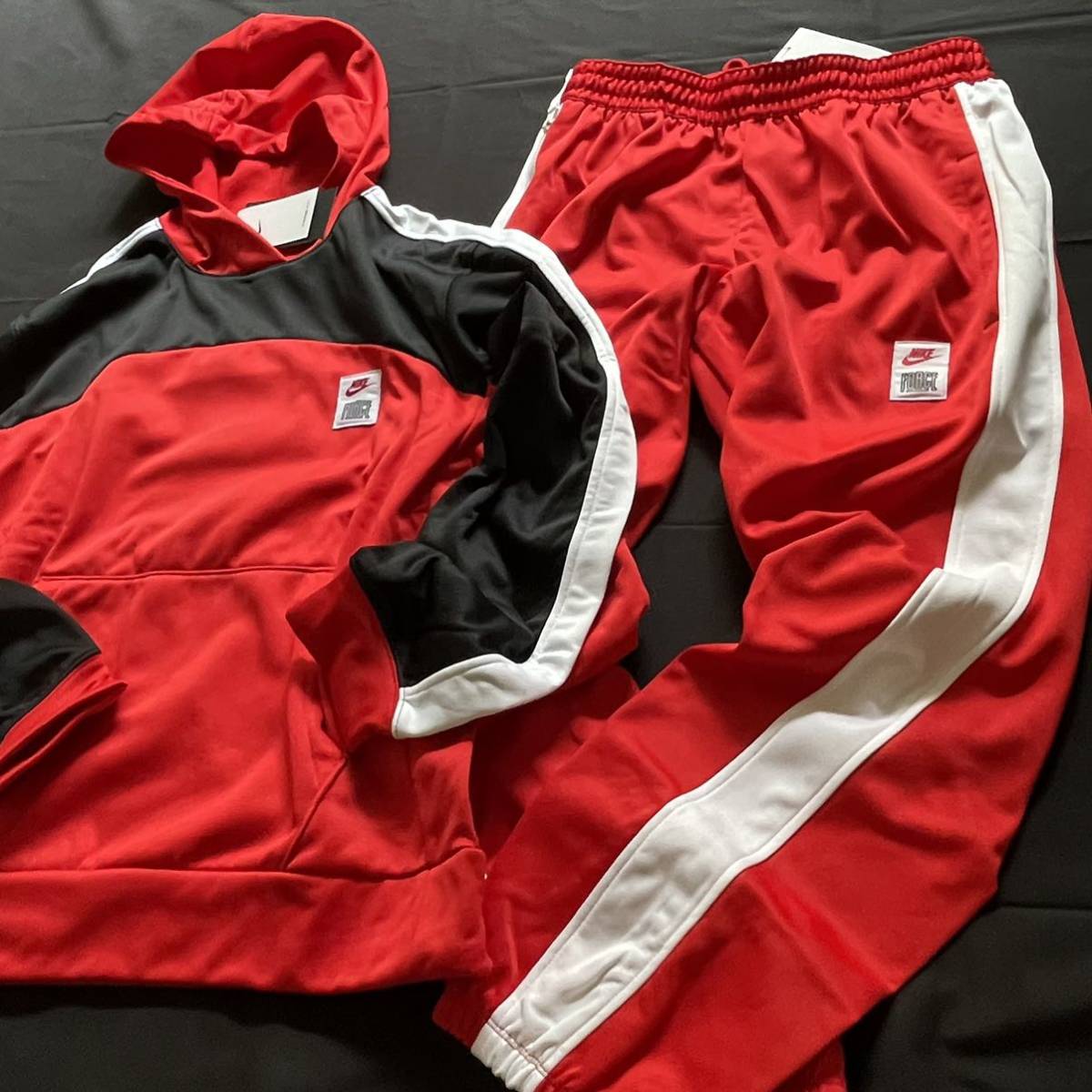 新品 NIKE 上下セットアップ Lsize プルオーバーパーカー パンツ 赤 黒 白 裏起毛 バスケ ウェア Nike Forceの40周年 バスケットボール_画像2