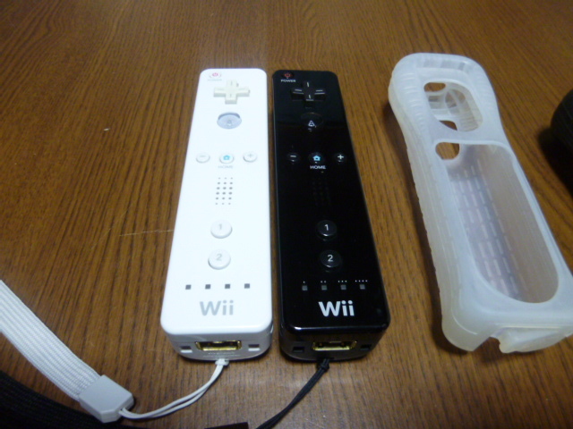 RSJ096【送料無料 即日配送 動作確認済】Wii リモコン　 ジャケット ストラップ　 2個セット ホワイト　ブラック　白　黒_画像4