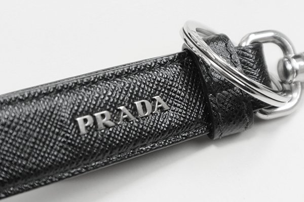 ●極美品 PRADA プラダ ◆ 三角プレート サフィアーノ 黒 キーホルダー キーリング ストラップ 箱付 ◆C2_画像5