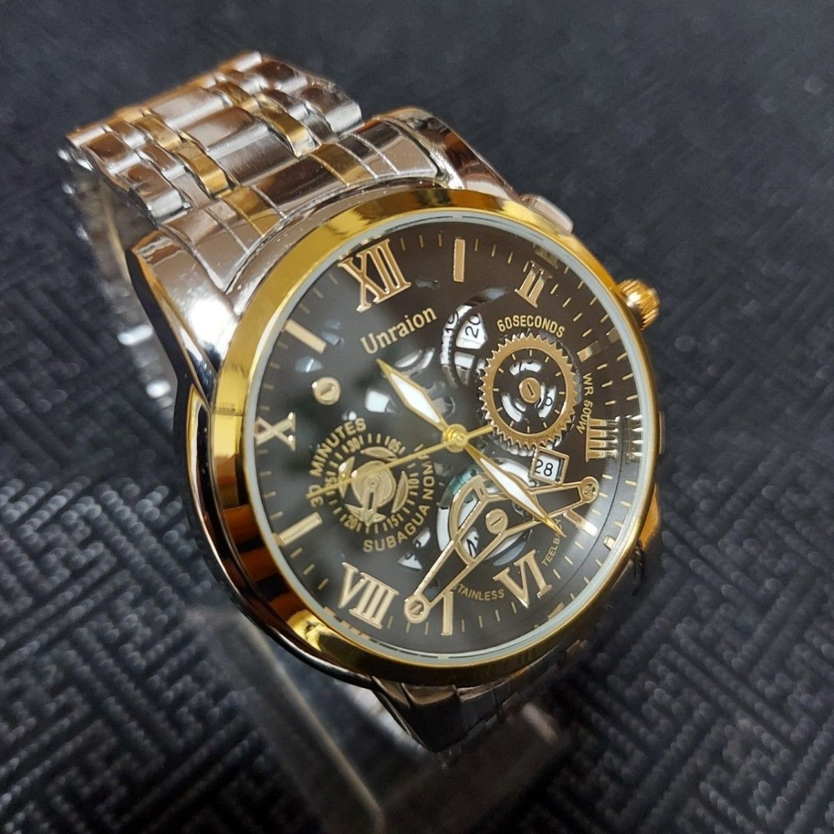 ラグジュアリーメンズ腕時計クォーツ電池式カジュアル　デイト　高品質　銀金