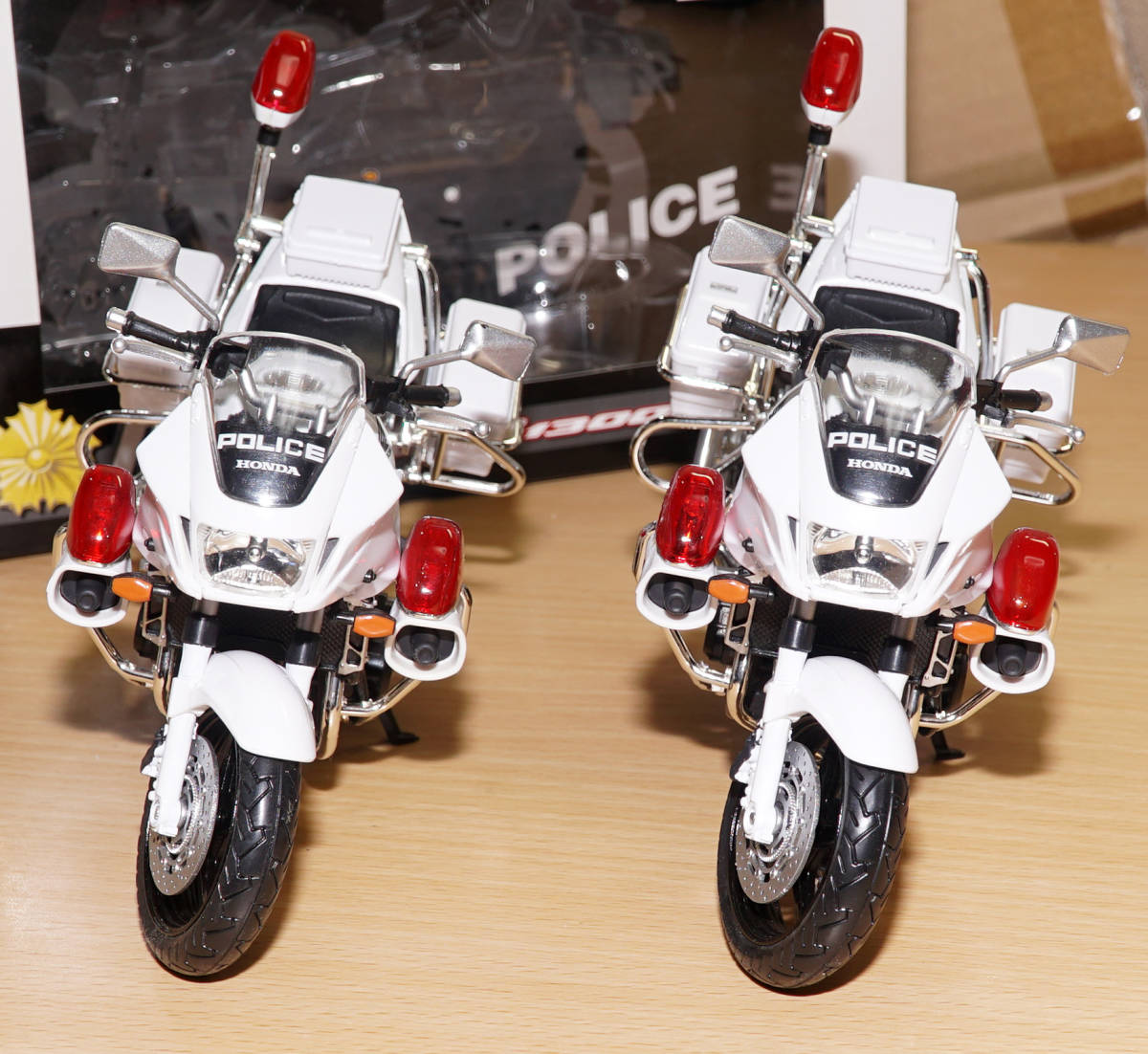 1/12 ホンダ HONDA CB1300P 白バイ 警視庁 2台セット ミニカー 1/12 ホンダ HONDA CB1300P 白バイ 警視庁 2台セット ミニカー