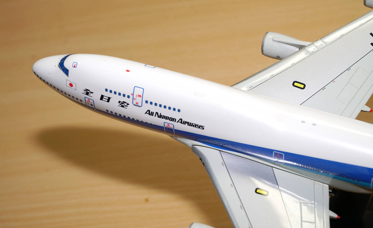 1/200模型 ANA 全日空ロゴ ボーイング Boeing B747-400？ノーズランディングギア折れ 尾翼に接着剤跡 送料無料_画像8