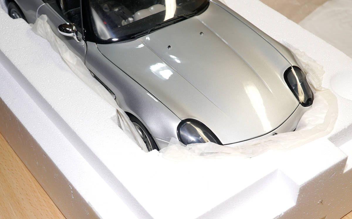 1/12 京商 BMW Z8 007 ミニカー ボンドカー 送料無料-