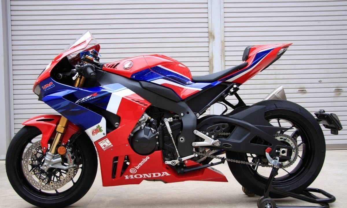 ①Route33オリジナル ホンダCBR1000RR-R(SC82)専用設計 バックミラーホールカバー（カラー３色）_画像4