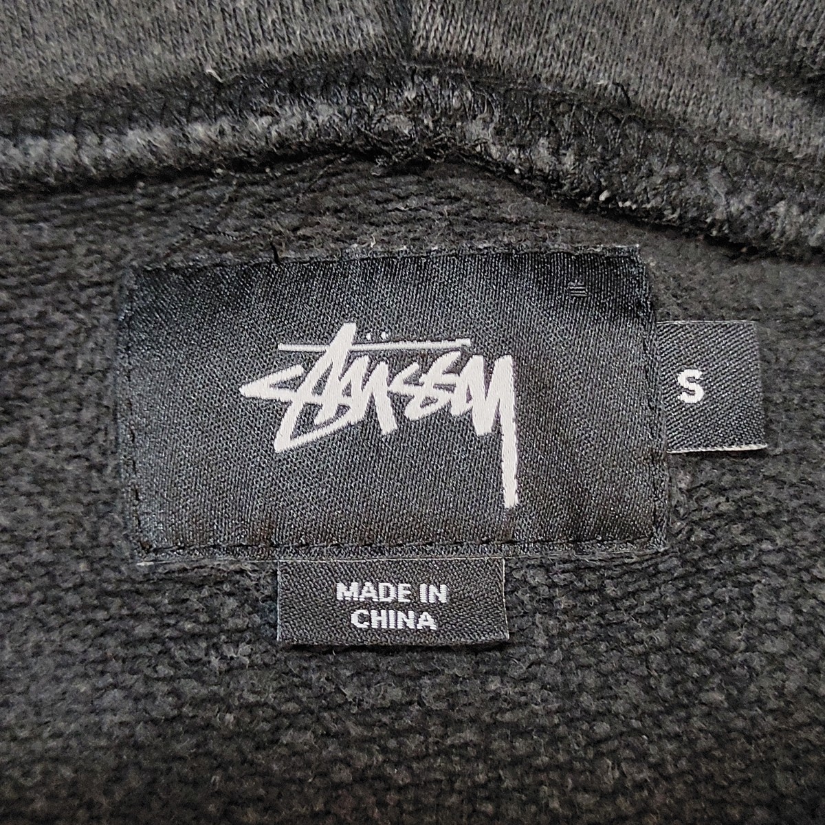 【人気】Stussy ステューシー☆センター刺繍ロゴ＆フードロゴ付パーカー　BLACK 黒　ビッグロゴ　Sサイズ M-L相当 オーバーサイズ フーディ