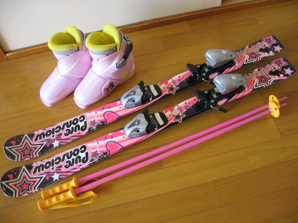 Купить лыжи с ботинками взрослые. Детские лыжи Fisher r5 99-65-84 a209. Спортмастер лыжи детские. Спортмастер горные лыжи. Девочка на лыжах.