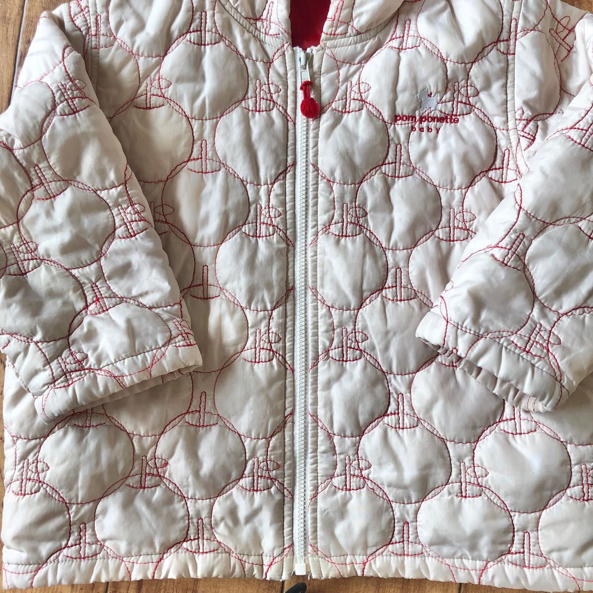 pom ponette ポンポネット　中綿ジャケット　ダウンジャケット　フード付き　ベージュ×レッド　サイズ95 りんごの刺繍柄
