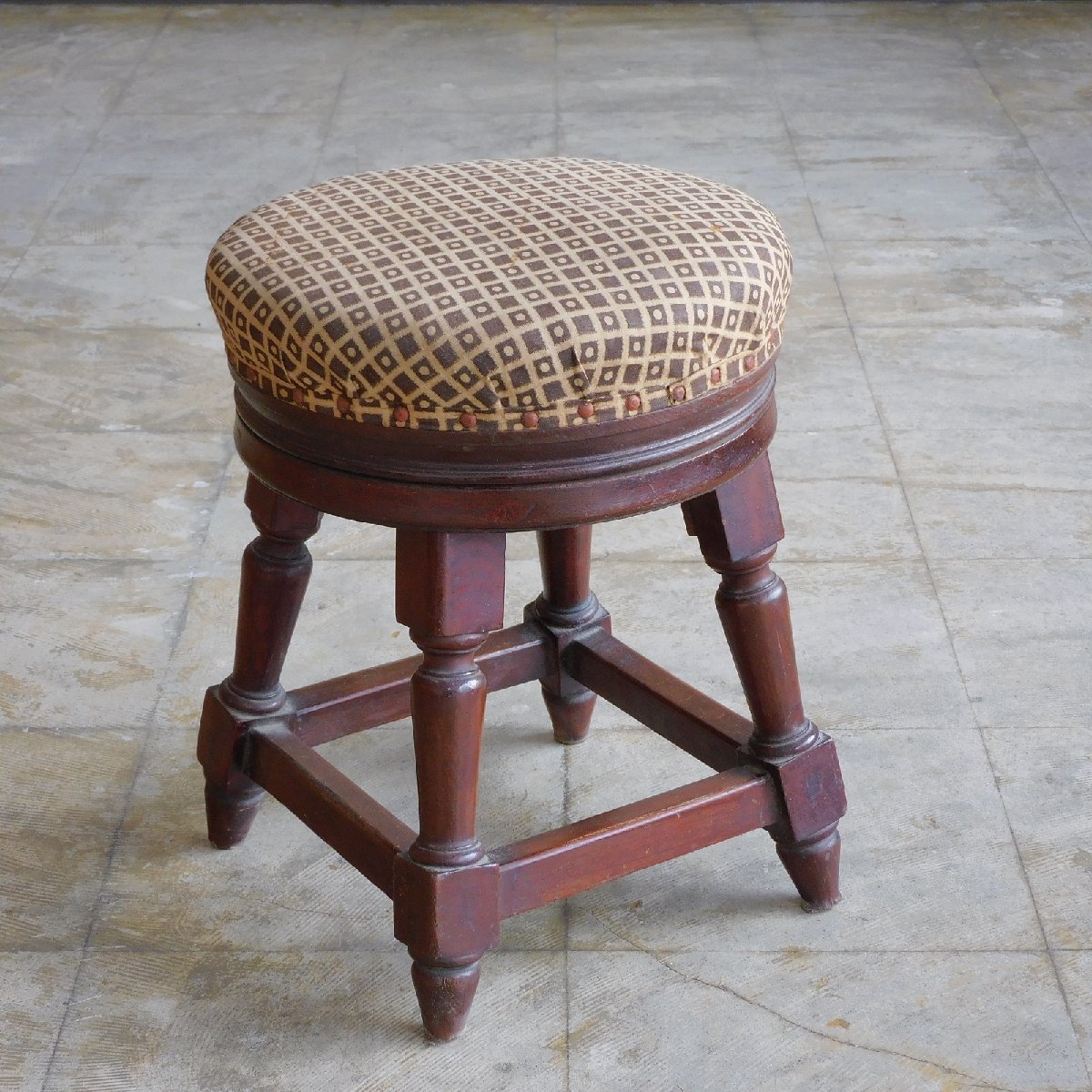ケヤキ材 布座面の回転スツール  / 欅 無垢材 丸椅子