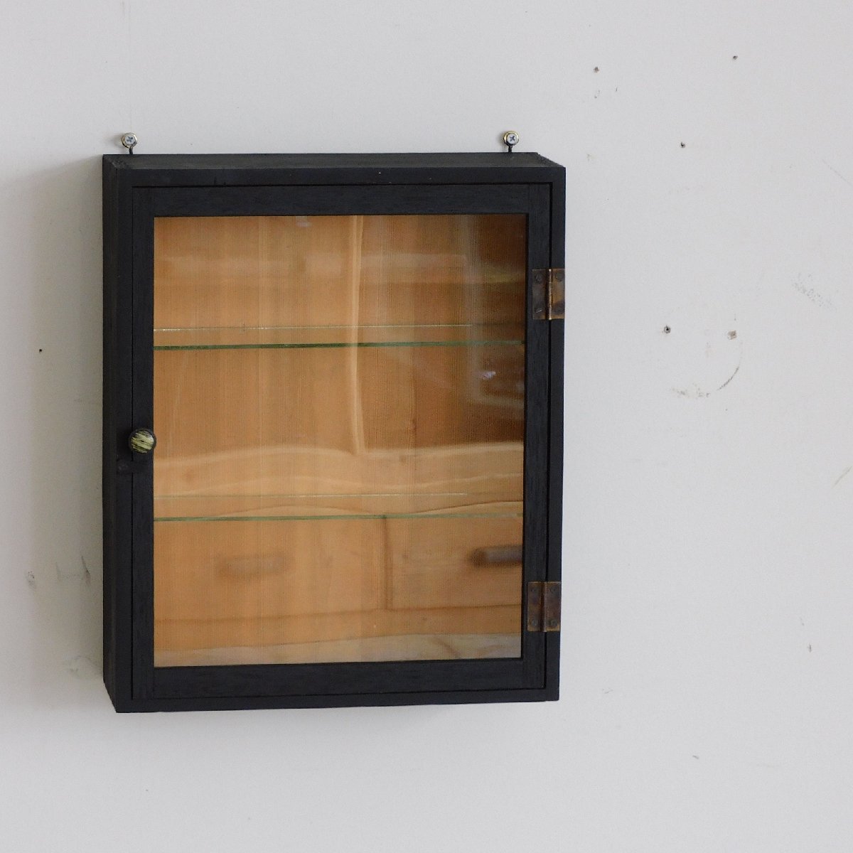 ふるい黒色の壁掛けショーケース HK-a-02853 / 吊り棚 キャビネット ケビント ガラスケース 無垢材