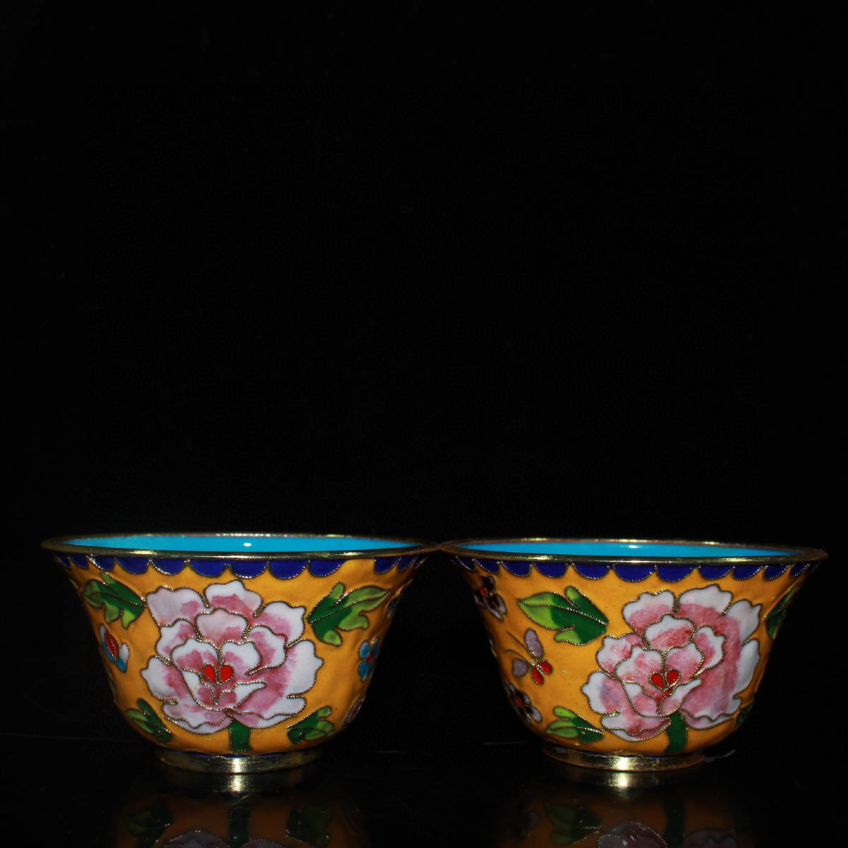 輝く高品質な『清・古紫銅彫・景泰藍・琺瑯彩・花開富貴紋・茶碗一對