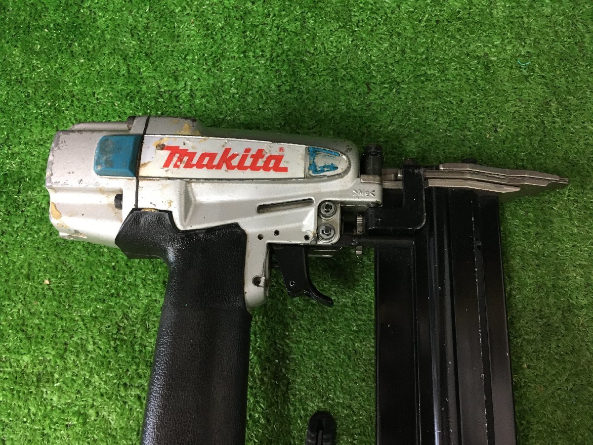 結婚祝い 【中古品】☆makita(マキタ) 50㎜常圧仕上釘打 AF502N T4308