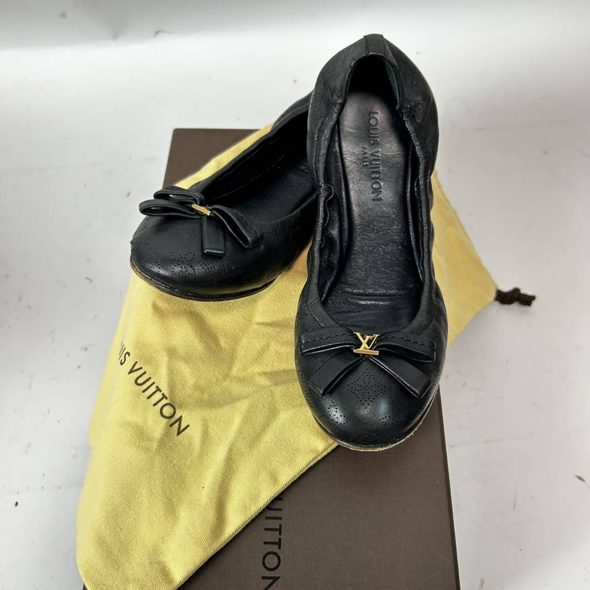 a282 LOUIS VUITTON ルイヴィトン マヒナ フラットシューズ パンチング