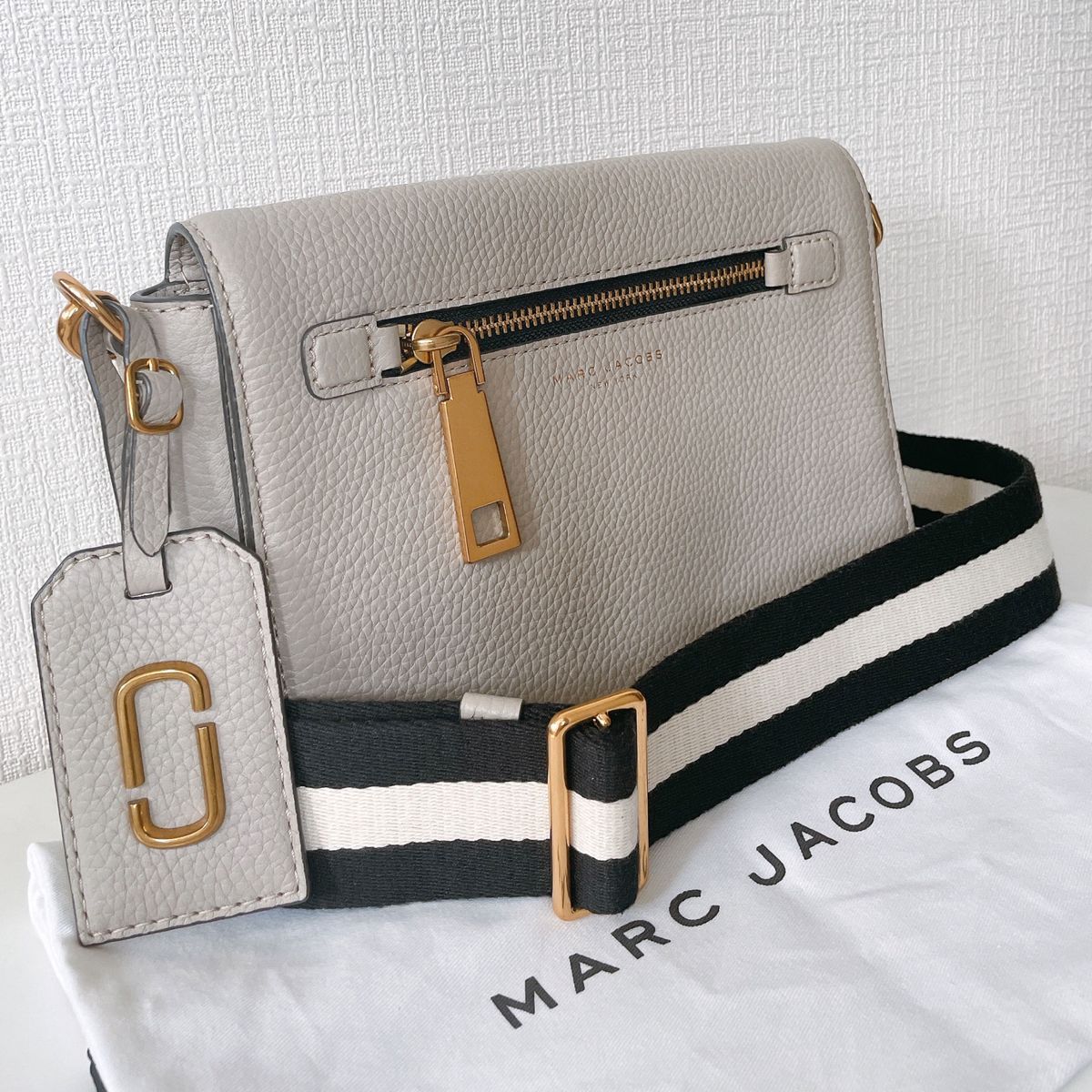 美品 MARC JACOBS マークジェイコブス ゴッサム シティ ショルダーバッグ レザー グレー 斜めがけ チャーム付き
