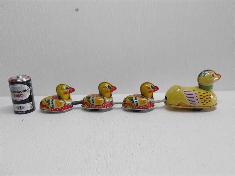 独特な 【送料無料】 Toy Friction Family Ducks ブリキ 雑貨 箱付き