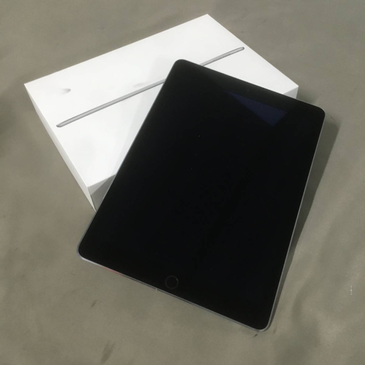 ■Apple iPad Air 2 MGKL2J 64GB Wi-Fiモデル A1566 タブレット スペースグレイ 【23/0928/01 _画像1