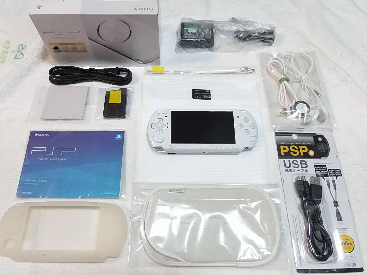 PSP-3000　新品に近い綺麗な美品　ホワイト　液晶画面は、完全に無傷　 バリューパック　クロス、ストラップは、未使用　全13点セット