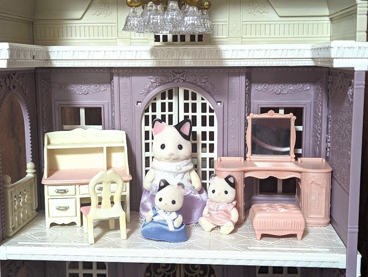 シルバニアファミリー　街のおしゃれなグランドハウス　海外版　タウンシリーズ　写真の人形、小物も含みます(汚れ、スレ　小キズあり)　_画像3