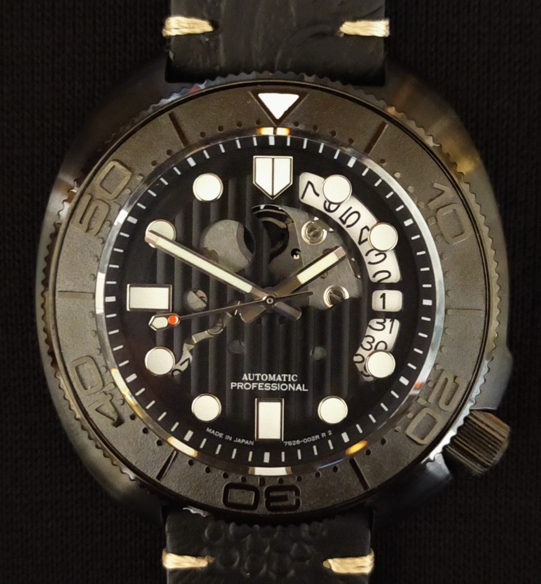 大人の漆黒ダイバーズ!!【NH35搭載!!新品】防水性能200m 彫り模様革-
