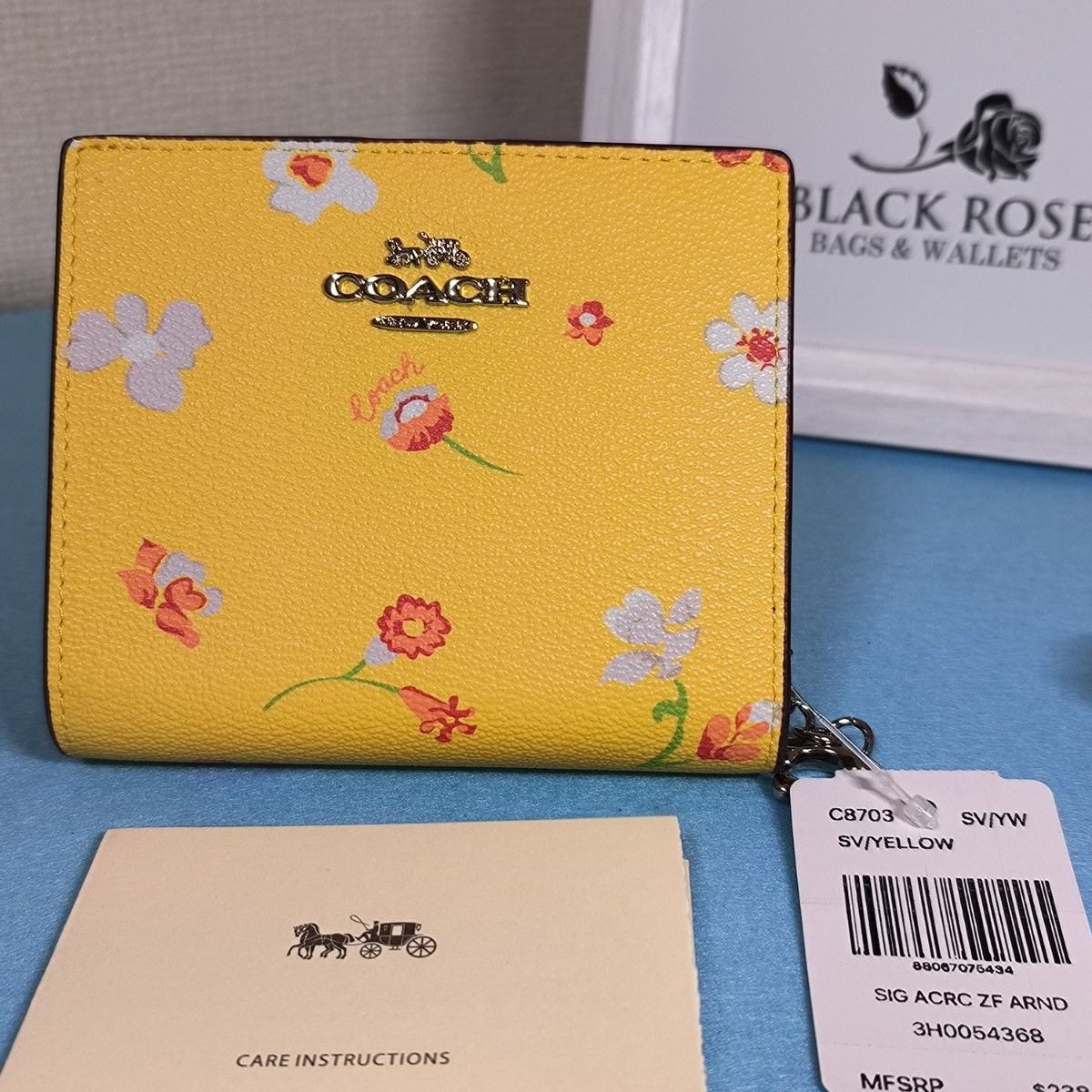 COACH/コーチ 三つ折り財布 黒地 花柄 黄色 - 折り財布