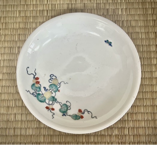 色絵柿右衛門 瓜蝶文皿　江戸中期　土江田コレクション 図録掲載品　京都 法勝寺小博物館 柿右衛門様式 濁手 古伊万里 延宝 盛期伊万里