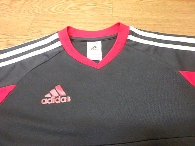 n204u　中古　アディダス　adidas　半袖シャツ　150cm　ナイロン　Vネック　黒　赤　キッズ　子供　Tシャツ_画像2