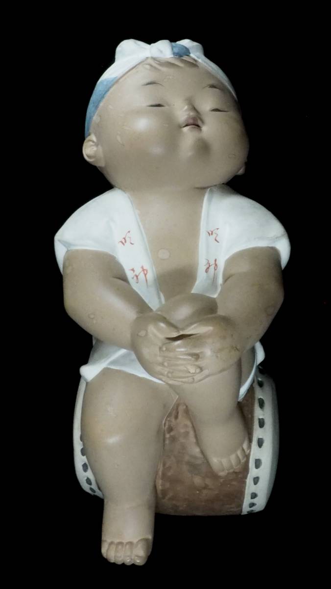 愛らしい表情の心和む作品！昭和ビンテージ 陶器製 童人形 博多人形 太鼓に腰掛けている童 1980年代 幅8cm 奥行き10cm 高さ19cm KIF509