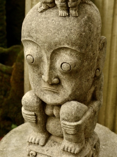 頭の上が飾り台になったプリミティブな石像h53cm ガーデンオブジェ ガーデニング 庭石 0925の画像2