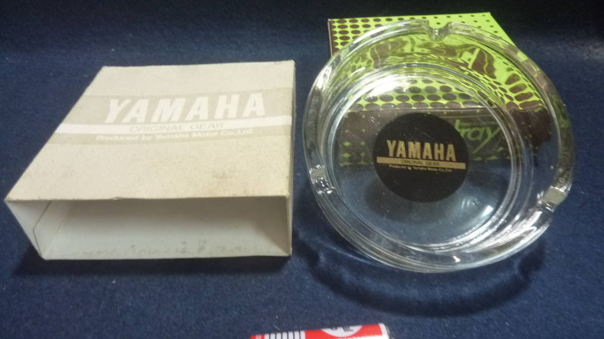 マニア必見！古いYAMAHA.ガラスの灰皿.未使用,東洋ガラス.JAPAN製.粗品？_単三電池は大きさの参考です