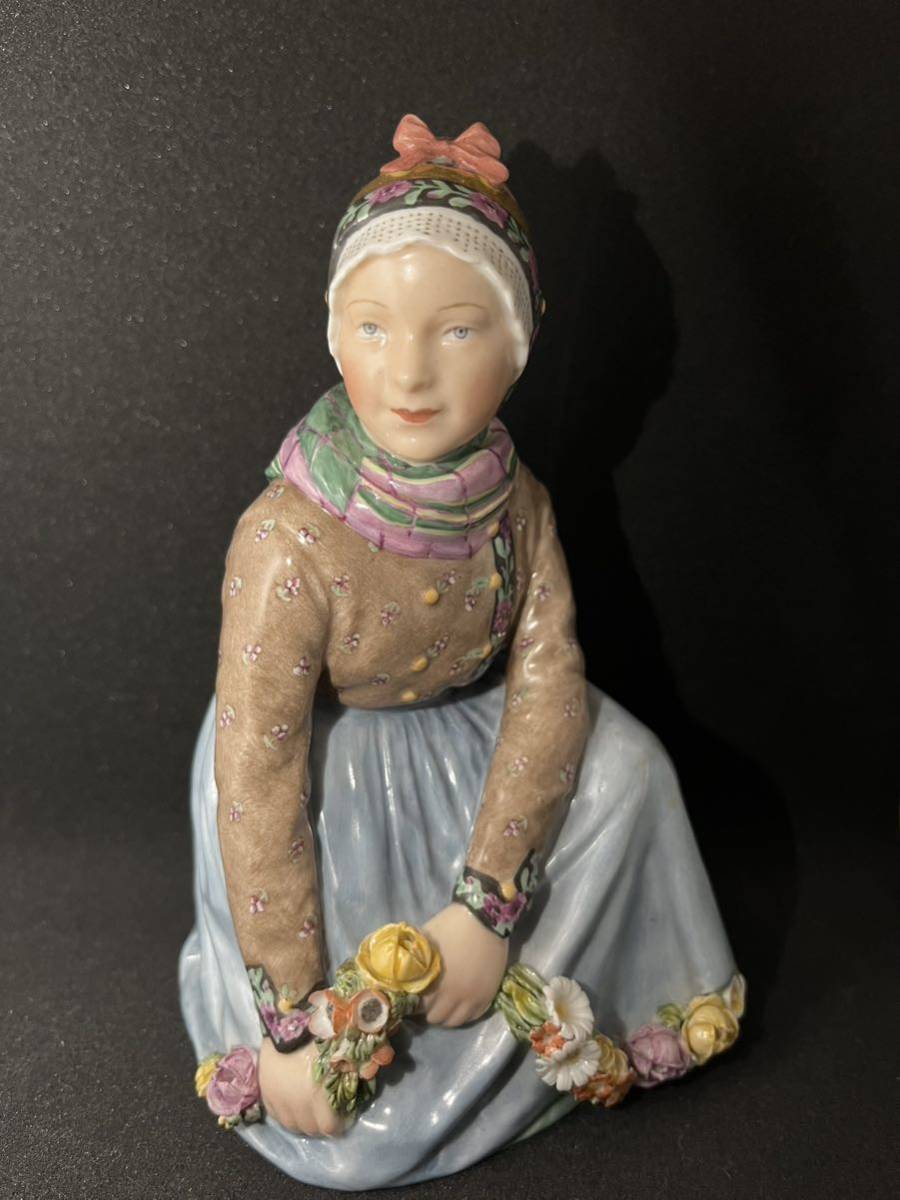 ロイヤルコペンハーゲン　民族衣装を着た女の子　人形