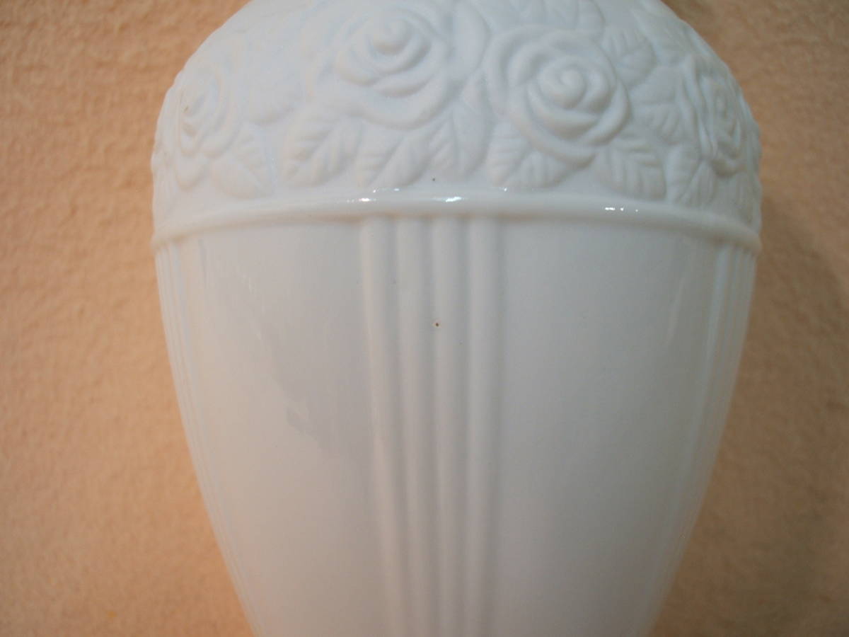 白磁製 ギ・ラロッシュ 花瓶 (訳あり品) 1個　 未使用 お洒落 ギラロッシュ ミニサイズ Guy Laroche PARIS 母の日 フラワー アレンジメント_画像の真ん中にピンホールが見受けられます