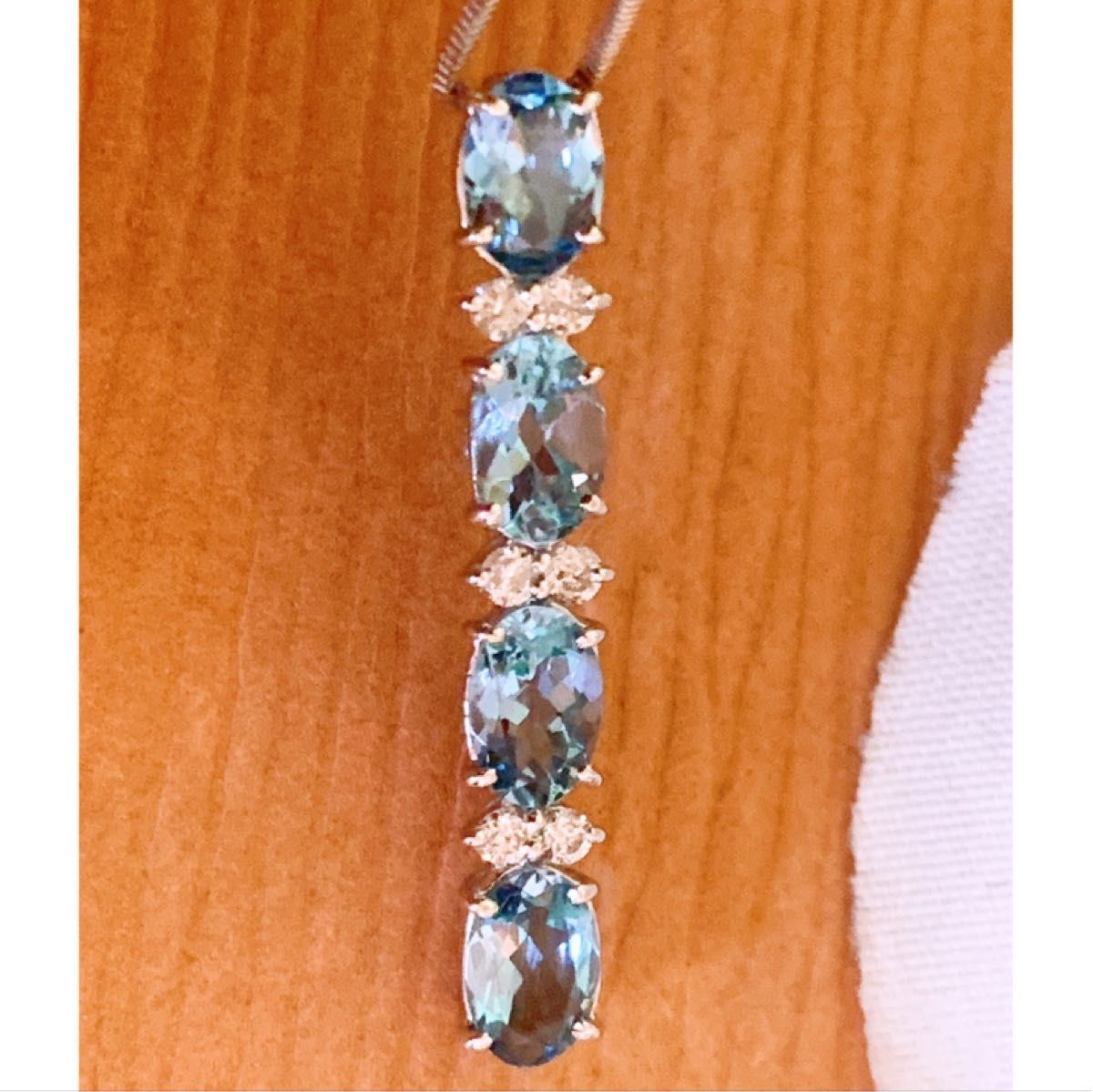 最高カラー 計1.76CT k18アクアマリンダイヤネックレス トップ
