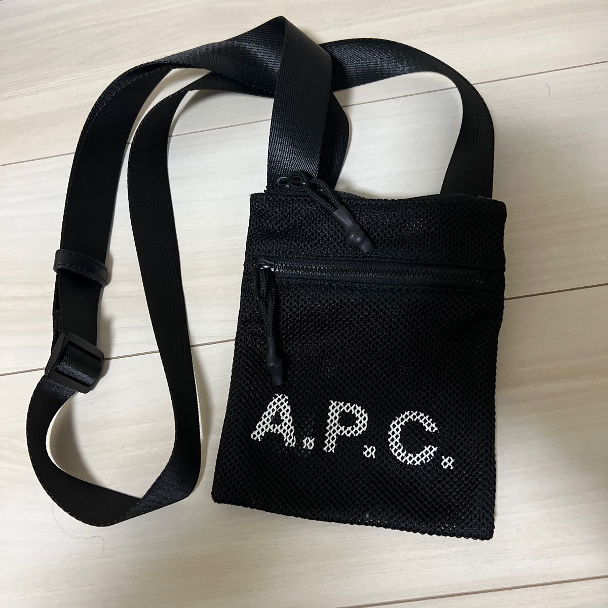 A.P.C.  ショルダーバッグ　サコッシュ　メッシュ　メンズ　レディース