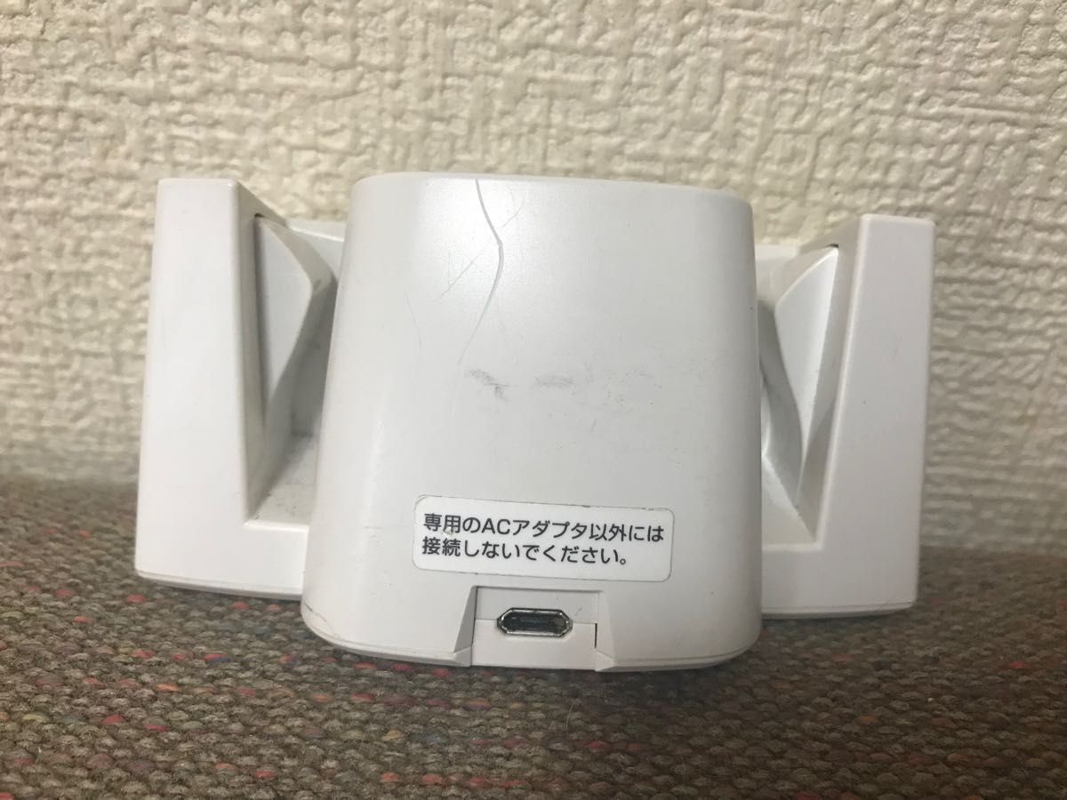 【F36】NTT docomo 携帯電話　卓上ホルダ