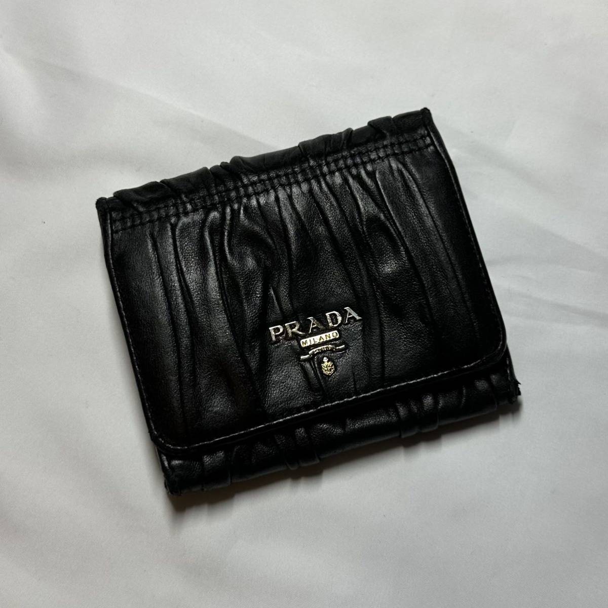 PRADA プラダ　折り財布　ナッパレザー　ロゴ金具　ブラック