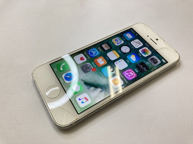 HE820 SoftBank iPhone5 16GB ホワイト 判定◯ ジャンク ロックOFFの画像1