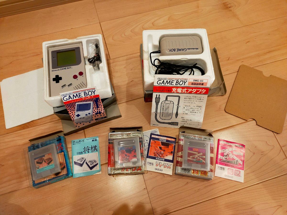 任天堂　美品 初代 ゲームボーイ 本体 DMG-01＋充電アダプタ＋カセット3本箱付き