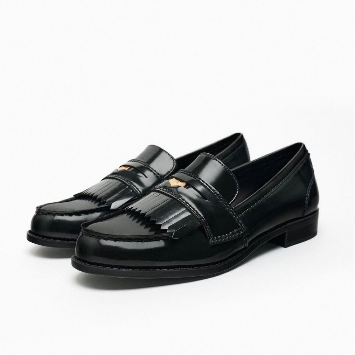 新品】ZARA フラットローファー メタルディテール ブラック 黒 新品】ZARA フラットローファー メタルディテール ブラック 黒