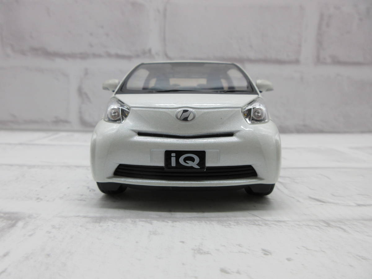 ミニカー　1/24　トヨタ　IQ　アイキュー　ホワイトパールクリスタルシャイン　ディーラー展示用　色見本　カラーサンプル　モデルカー_画像2