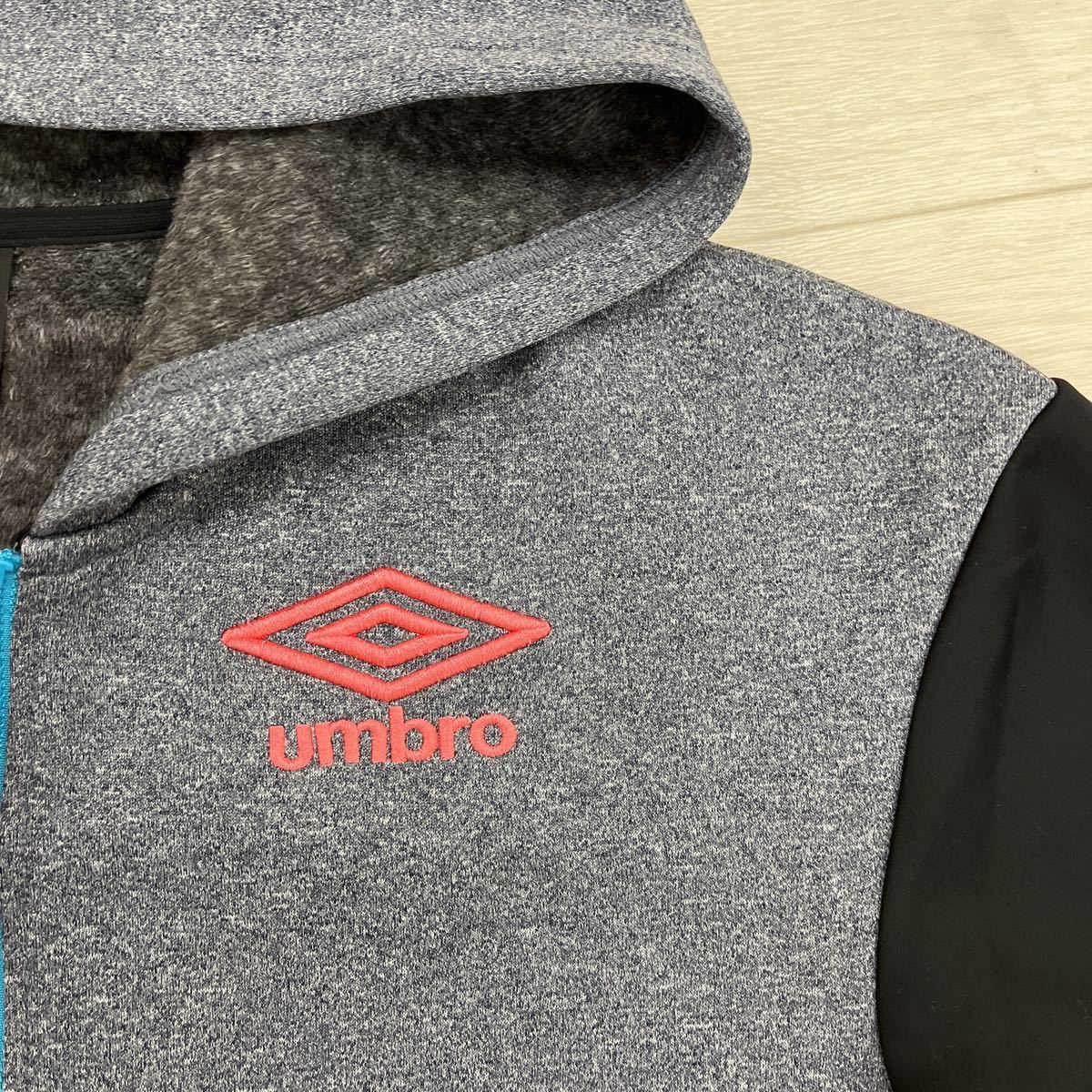 1177◎ umbro アンブロ スポーツ ウェア ジャージ ジャケット フード付き 裏起毛 長袖 刺繍 カジュアル ブラック レディースL_画像4