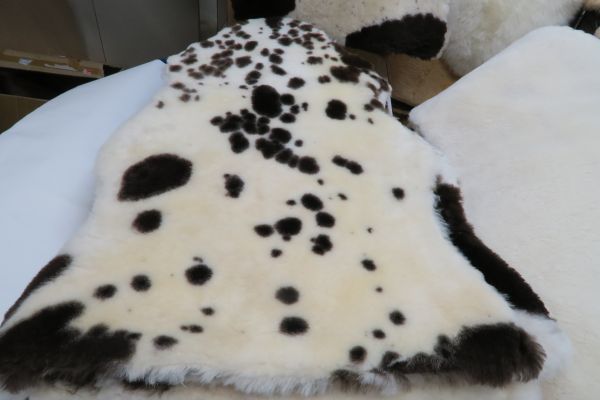 ムートンラグ【世界で一つだけの - Mouton Natural Spot】 極稀の原皮 ナチュラルスポットa_画像1