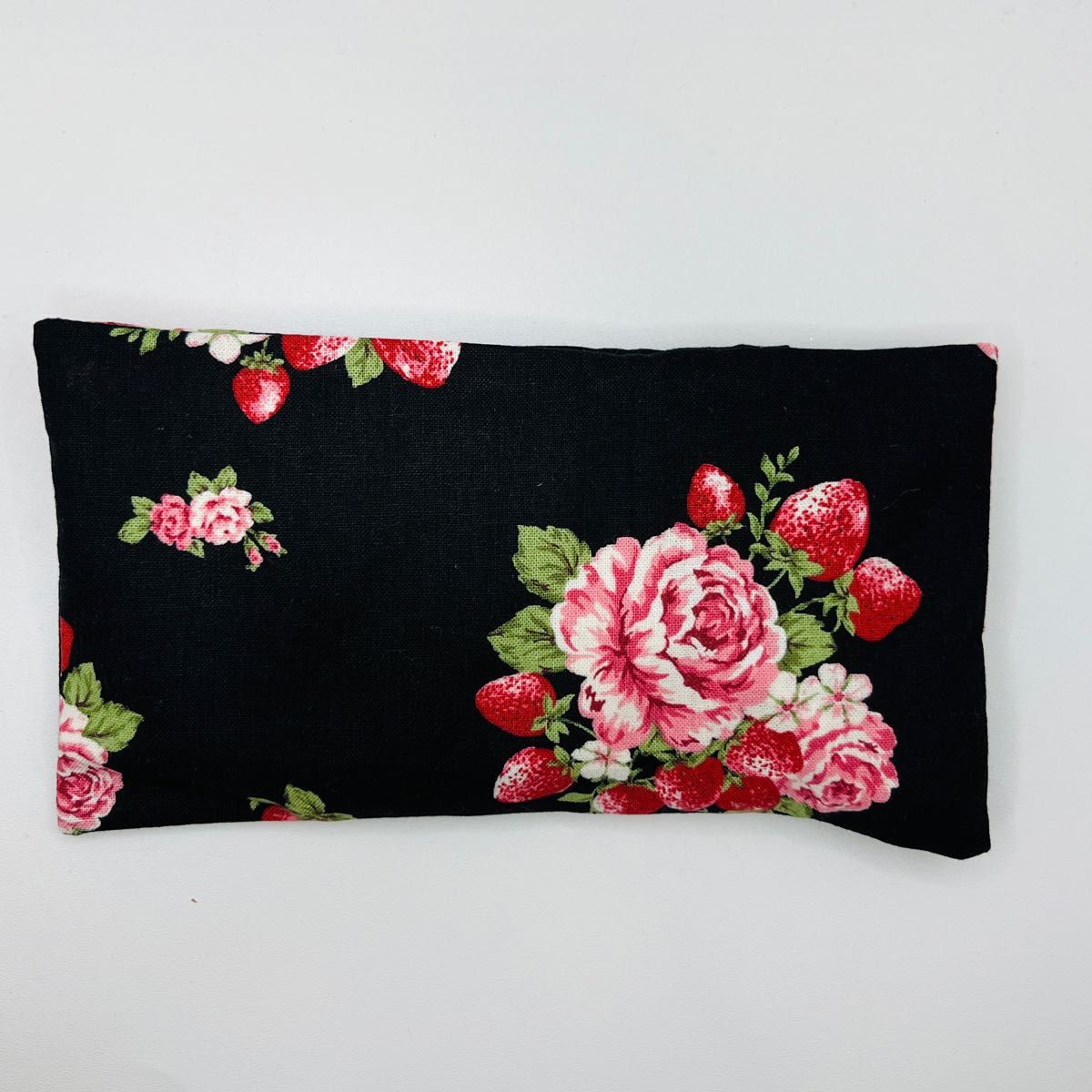 ハンドメイド あずきカイロ 黒 苺 薔薇柄コットン ホットアイマスク アイピロー