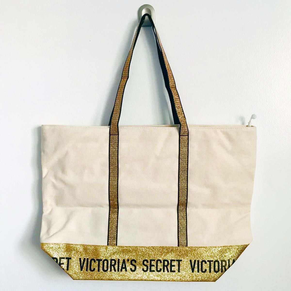 【新品】 ヴィクトリアシークレット トートバッグ ゴールド グリッター ジップ付　Victoria’s secret アメリカ