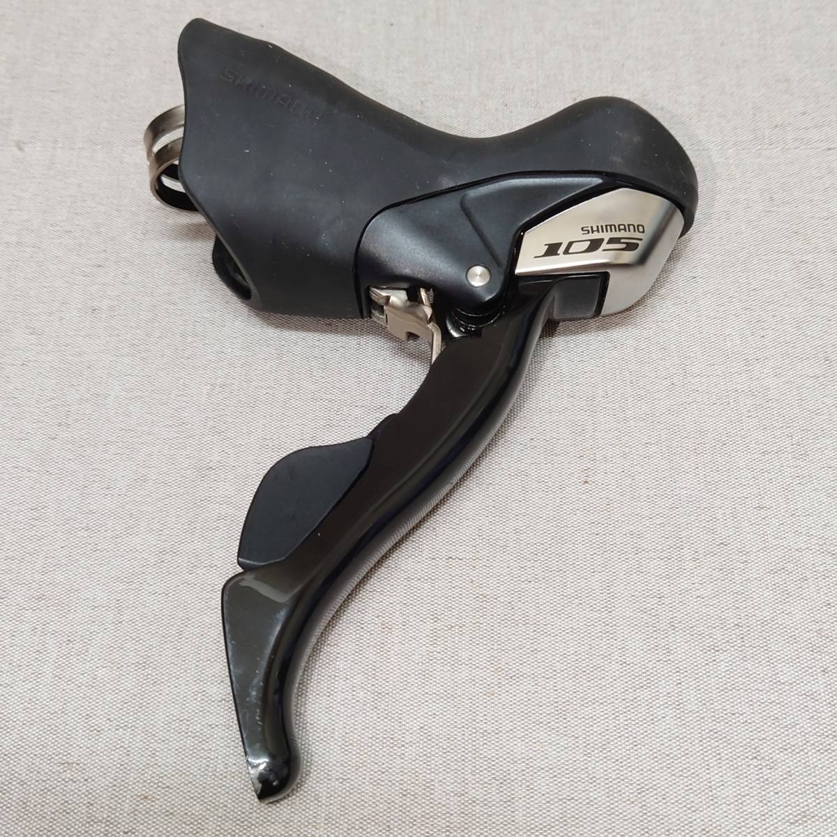 シマノ 105 ST-5700 STIレバー 左右セット 黒色 美品 shimano シマノ 105 ST-5700 STIレバー 左右セット 黒色 美品 shimano