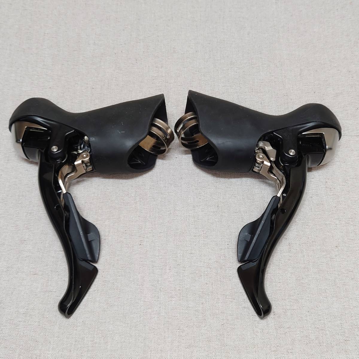シマノ 105 ST-5700 STIレバー 左右セット 黒色 美品 shimano シマノ 105 ST-5700 STIレバー 左右セット 黒色 美品 shimano